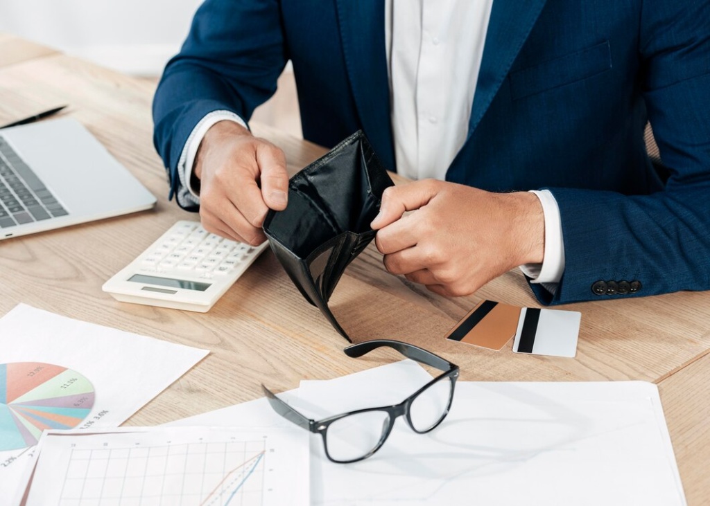 close-up-hands-holding-wallet_23-2148773966.jpg очки