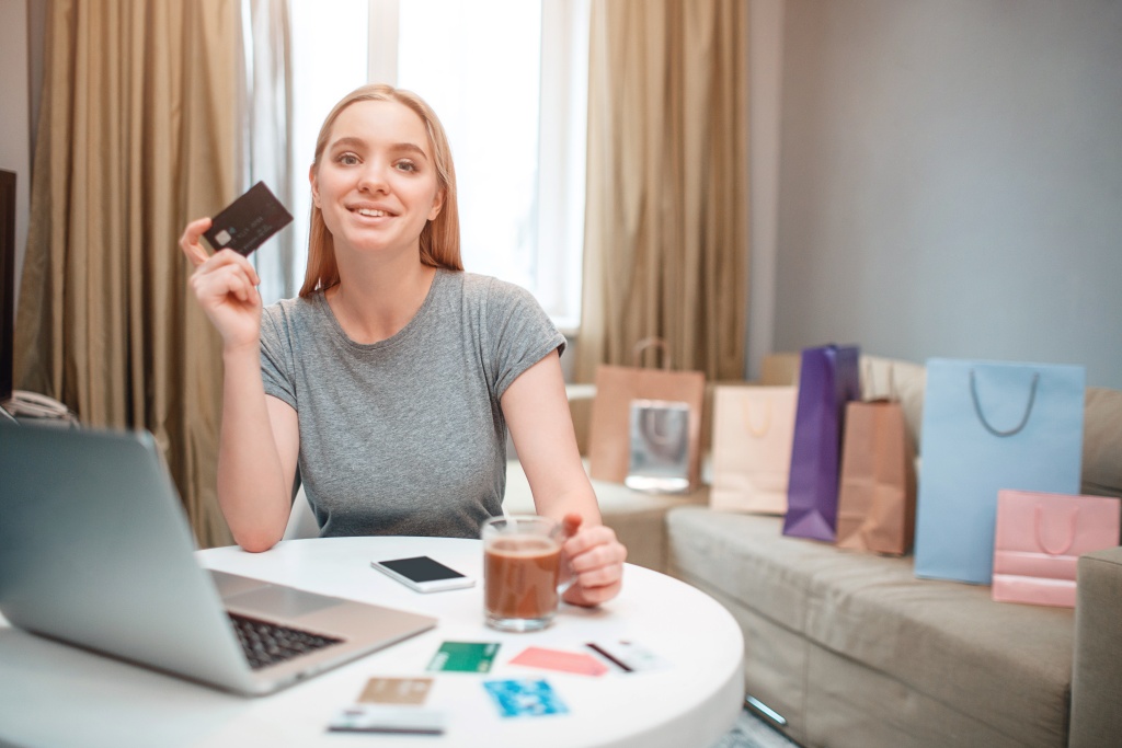 young-happy-woman-is-ready-spend-money-from-payment-card-while-sitting-table.jpg кружка