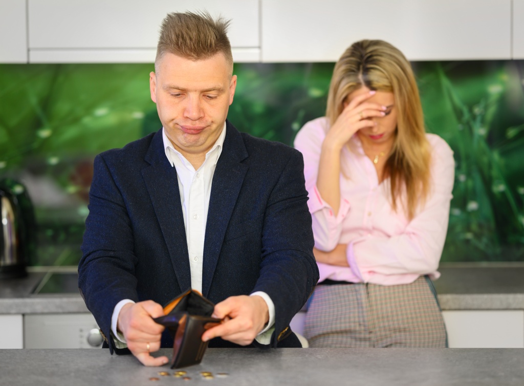couple-have-no-money-wallet.jpg кухня
