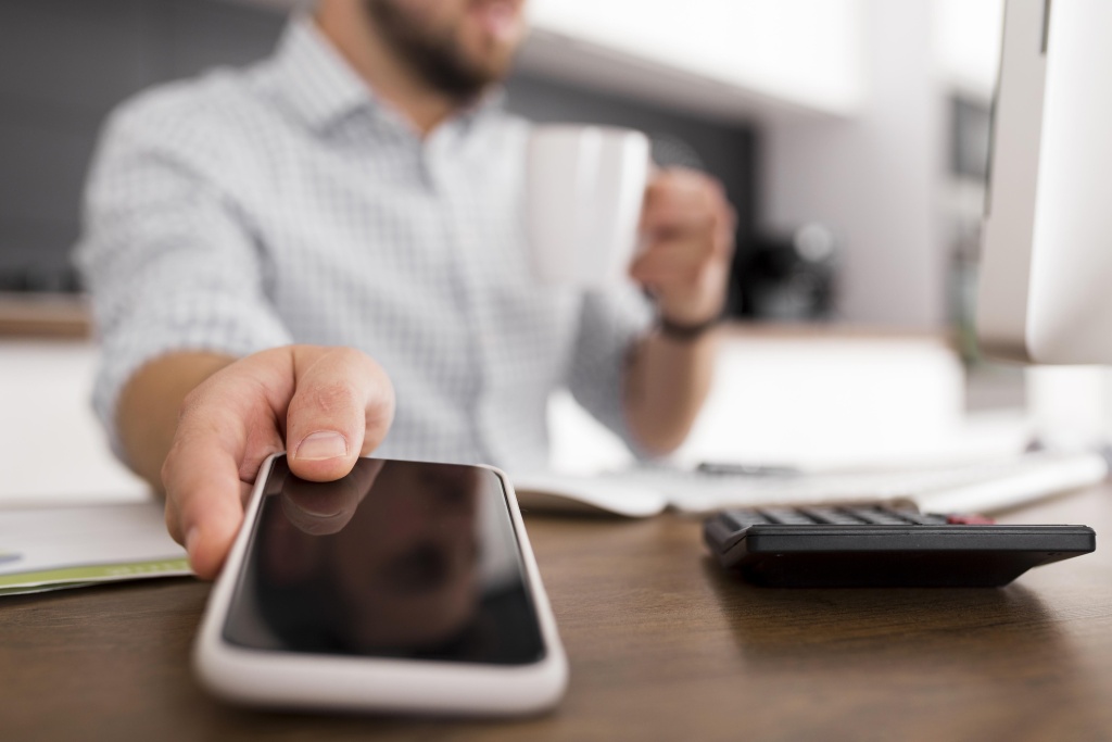 close-up-adult-male-holding-mobile-phone.jpg стол