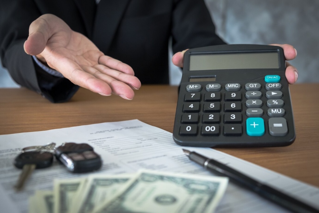 car-salesman-holding-key-calculating-price-dealership-office_1423-188.jpg ключи
