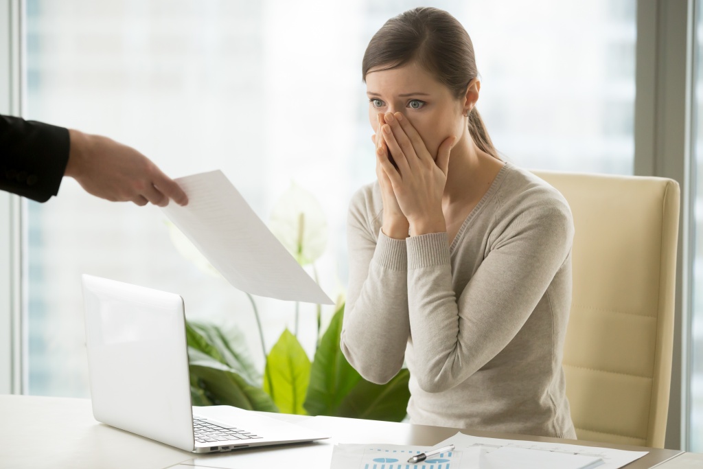 employer-giving-dismissal-notice-young-woman.jpg шок