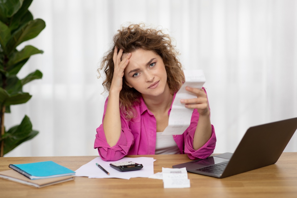 stressed-young-female-checking-bills-while-sitting-desk-home-office.jpg цветок
