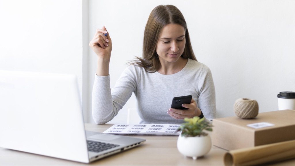 medium-shot-woman-holding-smartphone.jpg улыбка